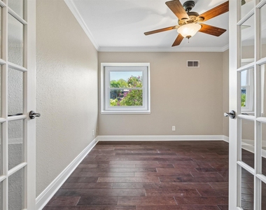 2500 Steck Ave - Photo Thumbnail 14