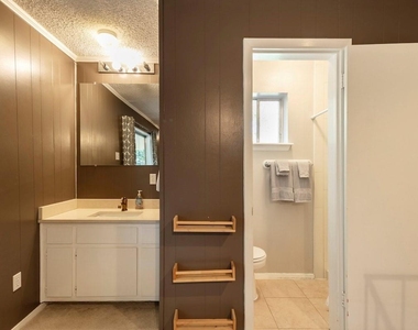 1711 Deerfield Dr - Photo Thumbnail 2