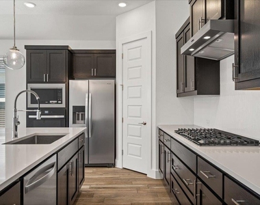 9704 Boathouse Dr - Photo Thumbnail 4