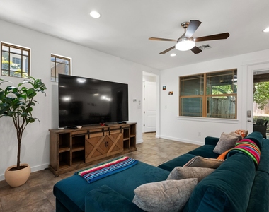 2208 Schriber St - Photo Thumbnail 2