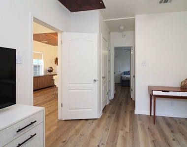 5411 Hudson St - Photo Thumbnail 9
