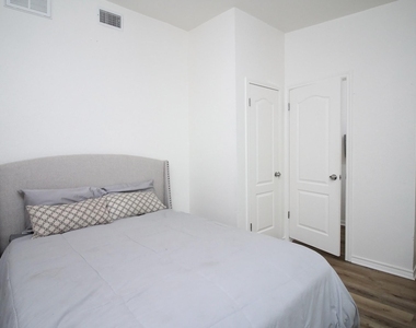 5411 Hudson St - Photo Thumbnail 16