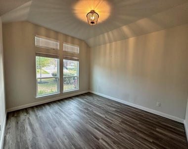240 Brentwood Dr - Photo Thumbnail 22