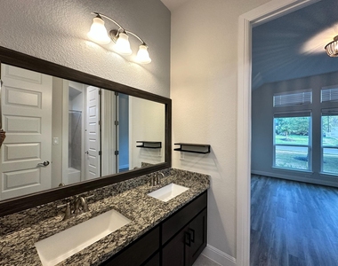 240 Brentwood Dr - Photo Thumbnail 14