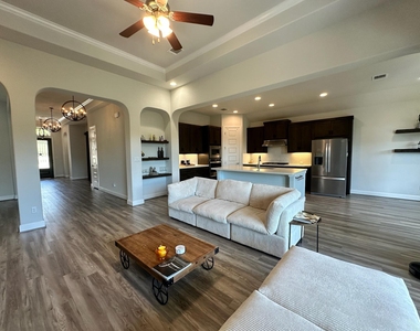 240 Brentwood Dr - Photo Thumbnail 9