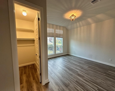 240 Brentwood Dr - Photo Thumbnail 23