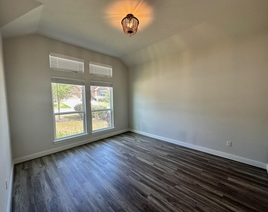 240 Brentwood Dr - Photo Thumbnail 20