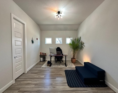 240 Brentwood Dr - Photo Thumbnail 5