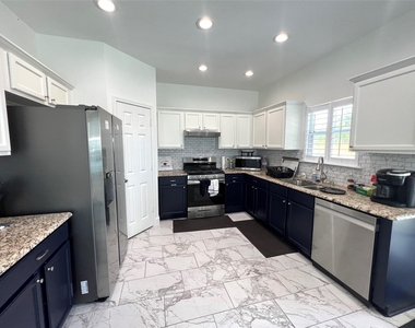 2106 Huxley Ln - Photo Thumbnail 10