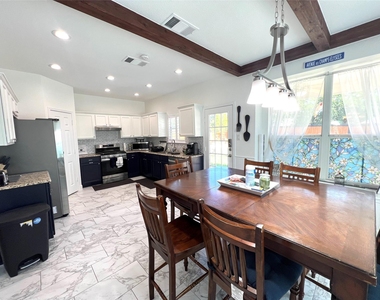 2106 Huxley Ln - Photo Thumbnail 8