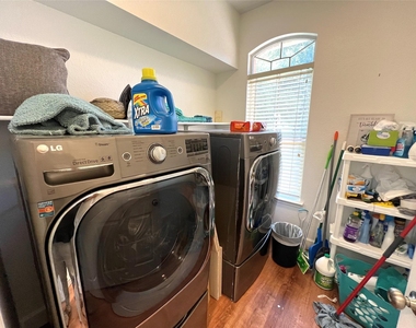2106 Huxley Ln - Photo Thumbnail 14