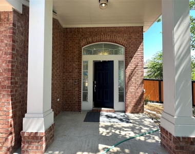 2106 Huxley Ln - Photo Thumbnail 3