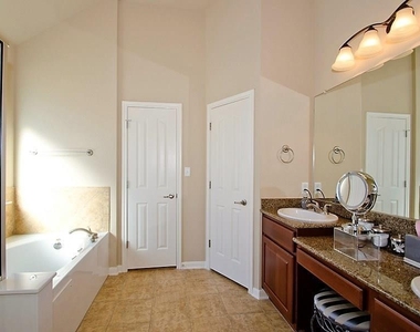 7908 Menler Dr - Photo Thumbnail 16