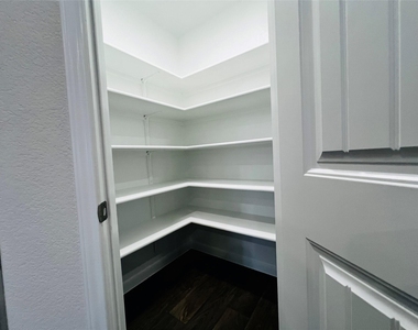 315 Darwin Pl - Photo Thumbnail 11