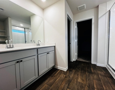 315 Darwin Pl - Photo Thumbnail 6