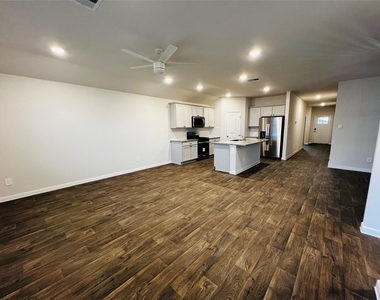 315 Darwin Pl - Photo Thumbnail 1