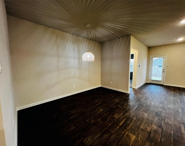 315 Darwin Pl - Photo Thumbnail 3