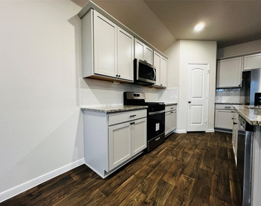 315 Darwin Pl - Photo Thumbnail 2