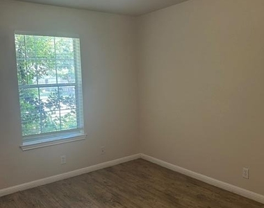 108 Pond Way - Photo Thumbnail 11