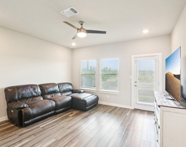 1208 Tipton St - Photo Thumbnail 12