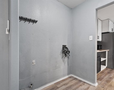 5501 Spring Meadow Rd - Photo Thumbnail 15