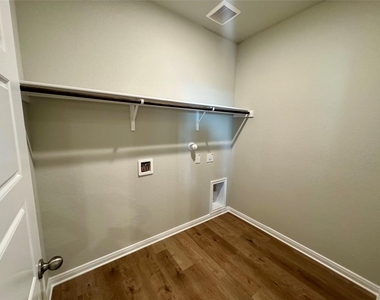 801 Staglin St - Photo Thumbnail 13