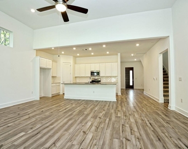 402 Zennia St - Photo Thumbnail 3