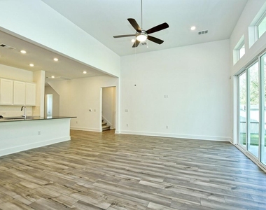 402 Zennia St - Photo Thumbnail 6