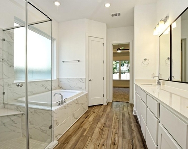 402 Zennia St - Photo Thumbnail 13