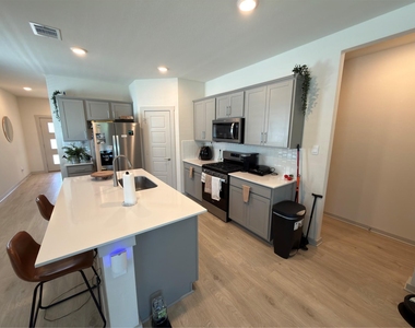 119 Gillingham St - Photo Thumbnail 3