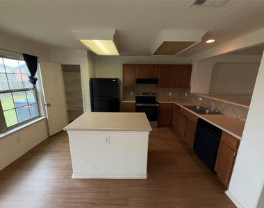 621 Dark Tree Ln - Photo Thumbnail 3