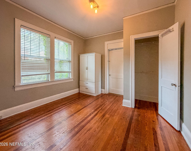 1031 Inwood Terrace - Photo Thumbnail 9