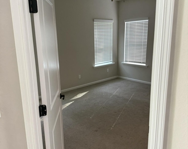 323 Holly Forest Drive - Photo Thumbnail 17