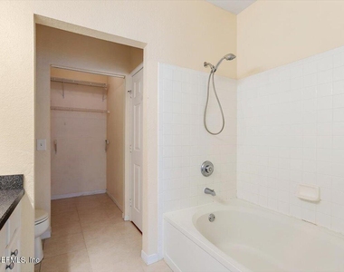 13703 Richmond Park Drive N - Photo Thumbnail 10