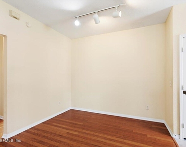 13703 Richmond Park Drive N - Photo Thumbnail 3