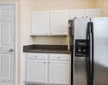 13703 Richmond Park Drive N - Photo Thumbnail 7