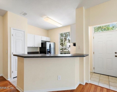 13703 Richmond Park Drive N - Photo Thumbnail 4