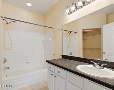 13703 Richmond Park Drive N - Photo Thumbnail 12