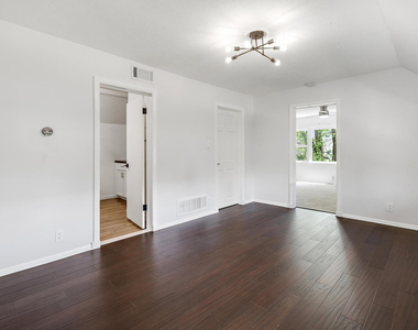 6844 N Ottawa Avenue - Photo Thumbnail 2
