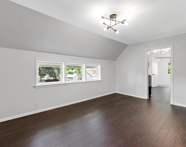 6844 N Ottawa Avenue - Photo Thumbnail 3