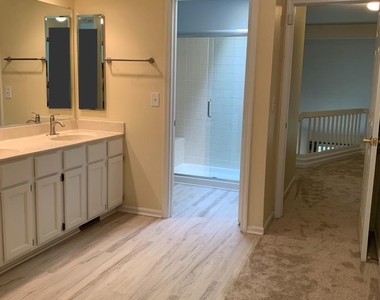 946 Shoreline Road - Photo Thumbnail 8