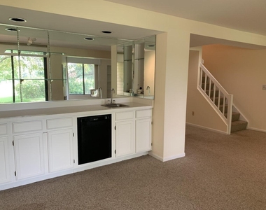 946 Shoreline Road - Photo Thumbnail 12