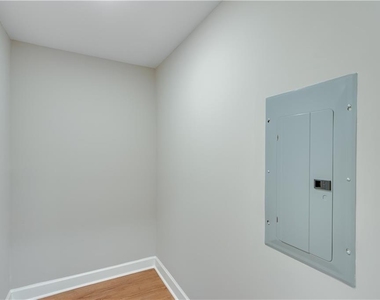 710 Jesse Jewell Parkways Se - Photo Thumbnail 11