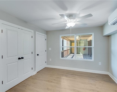710 Jesse Jewell Parkways Se - Photo Thumbnail 8