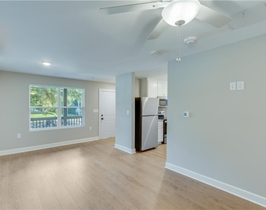 710 Jesse Jewell Parkways Se - Photo Thumbnail 5