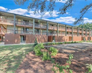 710 Jesse Jewell Parkways Se - Photo Thumbnail 16