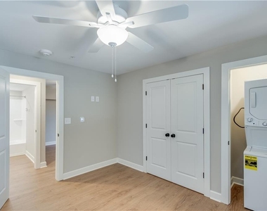 710 Jesse Jewell Parkways Se - Photo Thumbnail 10