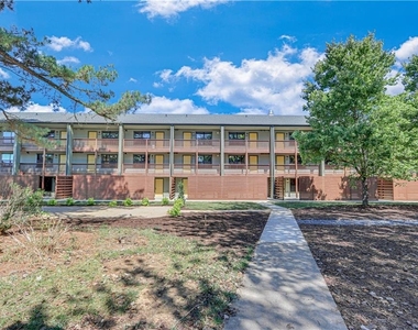 710 Jesse Jewell Parkways Se - Photo Thumbnail 14