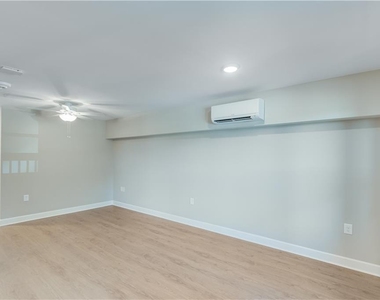 710 Jesse Jewell Parkways Se - Photo Thumbnail 4