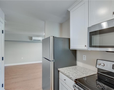 710 Jesse Jewell Parkways Se - Photo Thumbnail 8